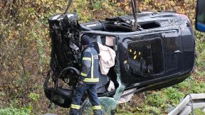 Smrskan sa prednje strane i aktivirani vazdušni jastuci: Ovako izgleda vozilo koje je sletelo sa puta a u kom su nastradale dve osobe