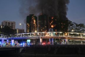 Požar zahvatio soliter u prigradskom okrugu Tai Po u Hongkongu (2).jpg
