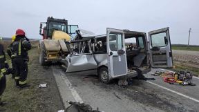 Kombi podleteo pod radnu mašinu na putu Irig - Ruma.jpg