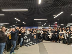Navijači Partizana dočekuju Željka Obradovića
