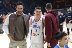 Stefan Miljenović u društvu sa reprezentativcima Vasom Micićem i Ognjenom Dobrićem