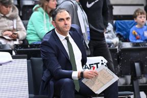 Dario Đerđa selektor Bosne i Hercegovine sedi s tablom za crtanje akcija u rukama.