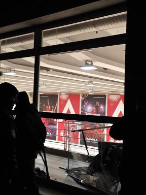 Polomljeno staklo u Beogradskoj areni na treningu Partizana
