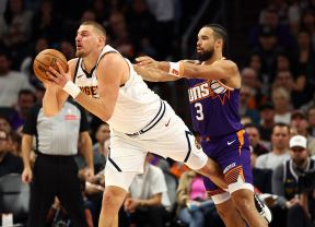 Nikola Jokić na utakmici Denvera i Finiksa.
