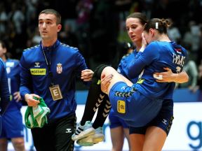 Dunja Tabak u rukama saigračice Jovane Jovović na Svetskom prvenstvu