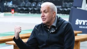 Željko Obradović pokazuje prstom na košarkaše Partizana.