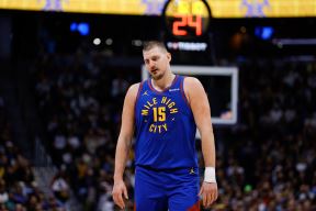 Nikola Jokić tužan u dresu Denvera.