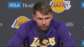 Luka Dončić na konferenciji za medije u opremi Lejkersa.