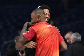 Pozdrav Tajrika Džounsa i Ajzeje Majka pred Partizan Bajern