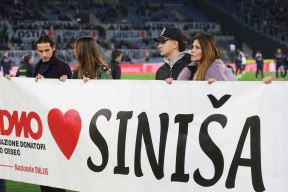 Porodica Siniše Mihajlovića nosi transparent u njegovu čast na Lacio Bolonja