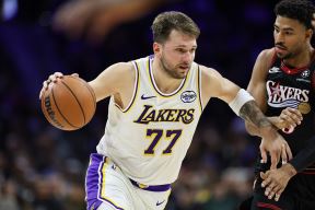 Luka Dončić u duelu sa košarkašem Filadelfije.