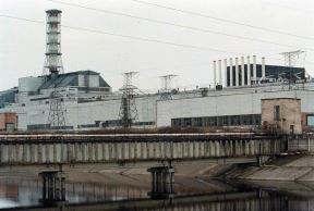 Pogled na treći i četvrti blok nuklearne elektrane Černobilj i kao i na sarkofag