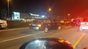 Sudar u ulici Jurija Gagarina, policija i hitna na terenu, otvorio se er beg (3).jpg