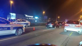Sudar u ulici Jurija Gagarina, policija i hitna na terenu, otvorio se er beg (6).jpg