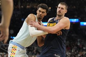 Nikola Jokić i Viktor Vembanjama na meču Denvera i San Antonija
