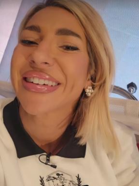 Jovana Jeremić u duksu i helankama vodi jutarnji program