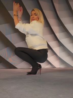 Jovana Jeremić u duksu i helankama vodi jutarnji program