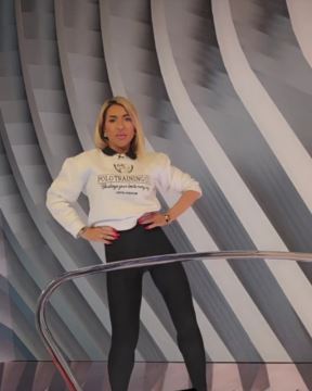 Jovana Jeremić u duksu i helankama vodi jutarnji program