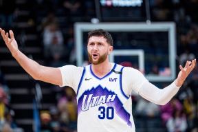 Jusuf Nurkić širi ruke u dresu Jute.