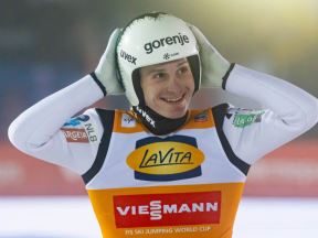 Domen Prevc slavi na ski skokovima