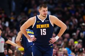 Nikola Jokić sa rukama na kukovima u dresu Denvera.