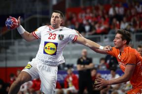 Nemanja Belos šutira na gol rivala