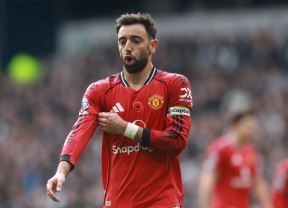 Bruno Fernandes namešta rukav na utakmici Mančester junajteda