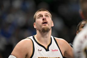 Nikola Jokić gleda gore.