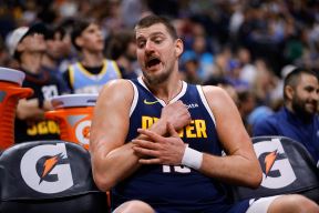 Nikola Jokić se drži za ruku i viče.