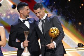 Novak Đoković dobija Globe Soccer nagradu od Kristijana Ronalda