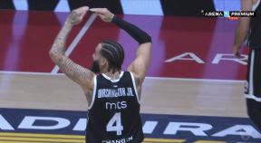 Dvejn Vašington pokazuje saigračima znak za krofne