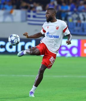 Šavi Babika na zagrevanju na Kipru pred Pafos Zvezda