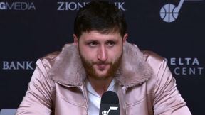 Jusuf Nurkić u metalik jakni.
