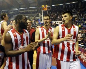 Čarls Dženkins u dresu Crvene zvezde sa Nikolom Kalinićem i Lukom Mitrovićem