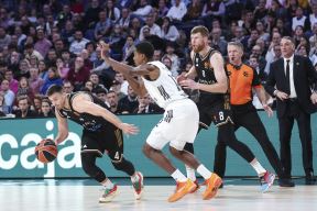 Aleksa Avramović vodi loptu protiv Real Madirda