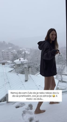 Danijela Dimitrovska u šortsu na snegu (3).jpg