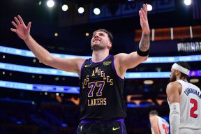 Luka Dončić diže ruke u vazduh.