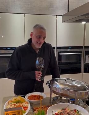 Čeda Jovanović proslavlja Badnji dan u luks domu sa Acom (3).jpg