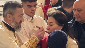 Ceca na pričestu i božićnoj liturgiji sa unucima u Hramu Svetog Save (4).jpg