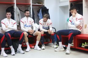 Mirko Ivanić sedi na klupi u svlačionici Crvene zvezde.