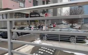 Policija i advoklati ispred stana Čede Jovanovića(2).jpg