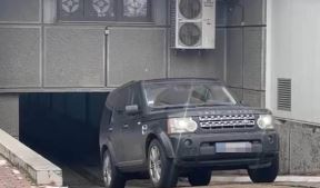 Policija i advoklati ispred stana Čede Jovanovića(3).jpg