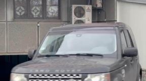Policija i advoklati ispred stana Čede Jovanovića(4).jpg