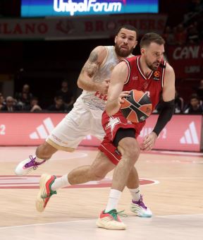 Marko Gudurić u prodoru protiv Majka Džejmsa na Armani Monako u Evroligi