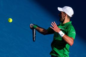 Novak Đoković udara lopticu na Australijan openu.