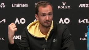 Danil Medvedev na konferenciji za medije priča o Rusiji.