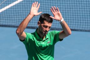 Novak Đoković diže ruke.