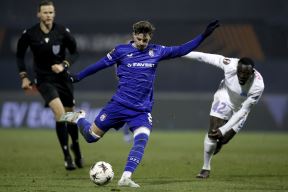 Miha Zajc fudbaler Dinamo Zagreba šutira na gol protiv FSCB u Ligi Evrope