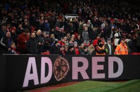 Posveta za basistu benda Stone Roses Manija Garija Maunfild na utakmici Mančester junajteda