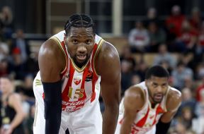 Ebuka Izundu sa Batlerom na meču Crvene zvezde.